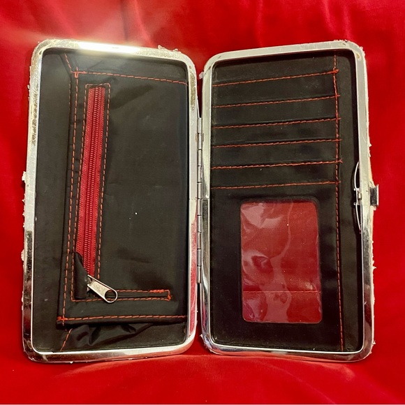 Women’s Nintendo Super Mario Hard Case Wallet - Picture 2 of 3